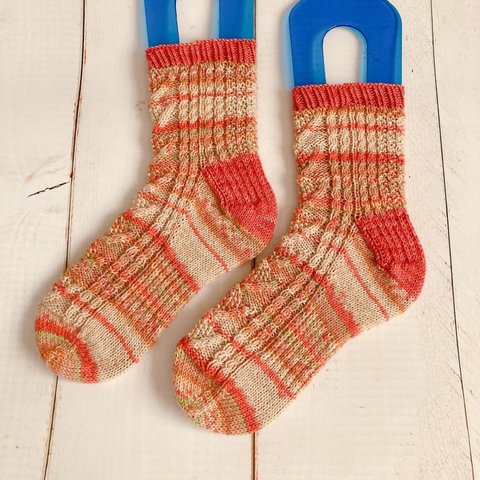 手編みの靴下   ケーブル〔オパール・おとぎ話〕