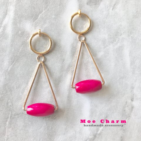 Dark Pink COLOR ✧ ° WOOD BARREL ✧ ° TRIANGLE ／イヤリング／ピアス／ラッキーカラー／カラフル／三角