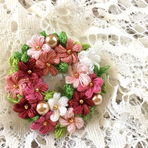 刺繍糸で編んだお花でリースブローチ　