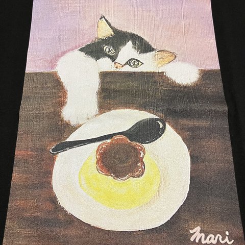 黒Tシャツ　プリン猫