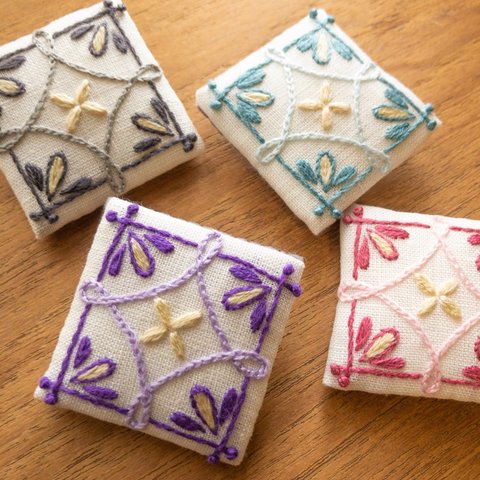 四角いタイルの手刺繍ブローチ