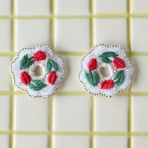 チューリップの刺繍　わっかピアス　ビーズ刺繍