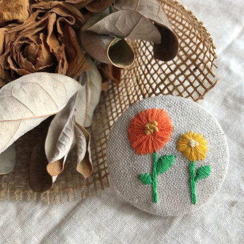 刺繍　北欧お花ブローチ