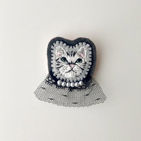 おすまし猫　アメリカンショートヘア　顔面刺繍ブローチ  レース＆パール付おしゃれキャット