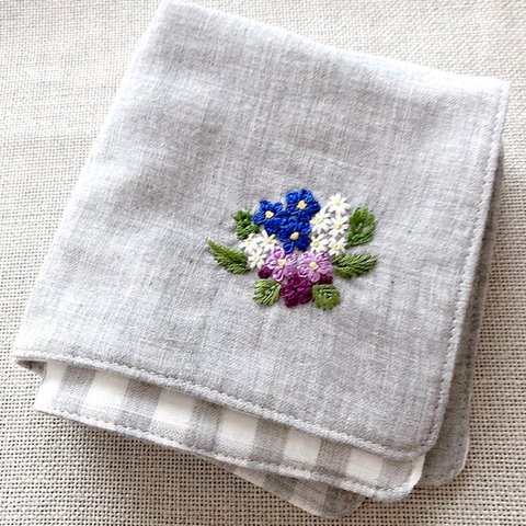 刺繍ハンカチ　紫と白の花のブーケ