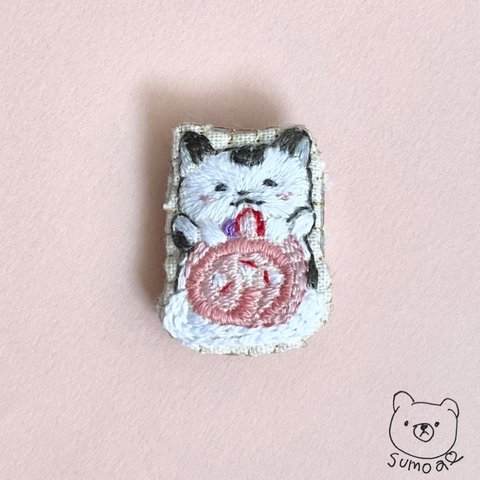 苺のロールケーキ猫＊刺繍ブローチ🍓