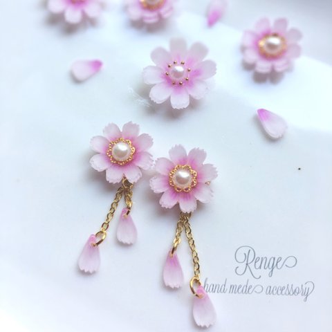 花びら揺れる秋桜ピアス＆イヤリング（プラバン）ホワイト