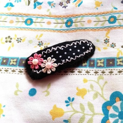 パッチンピン　ヘアアクセ　キッズ　ベビー　刺繍