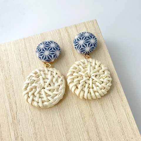 手染め pierced earrings 釦+　麻の葉 籐白