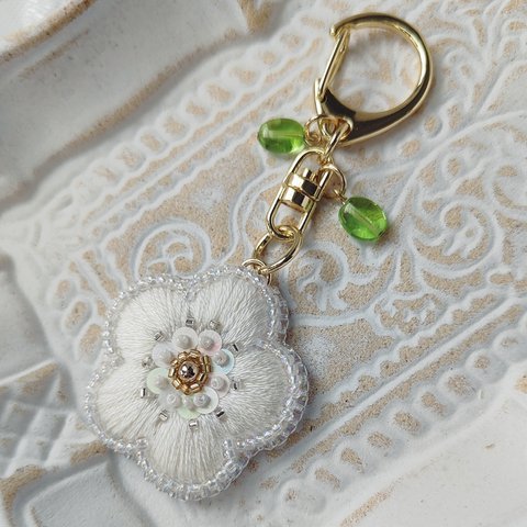 【完成品】ネモフィラキーホルダー　花刺繍　ホワイト　白