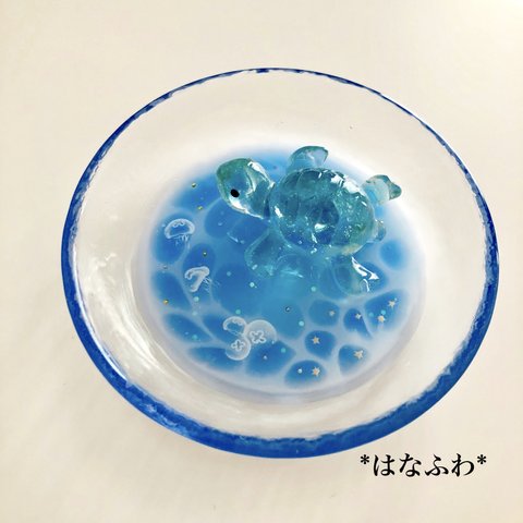 「水遊び」（ガラスの小皿）