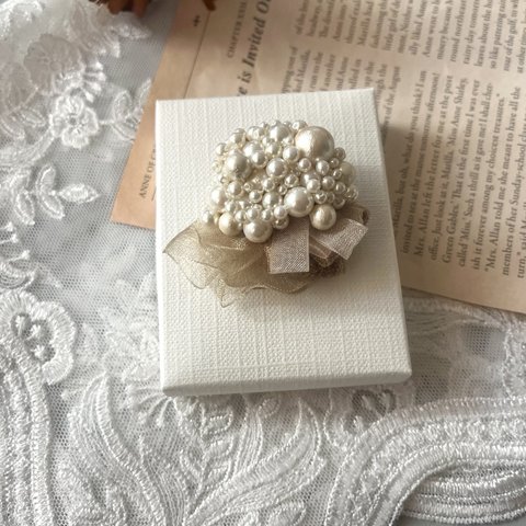 NEW<24時間以内発送><レターパックにてお届け>ハレノヒのブローチ　オーガンジー刺繍　パールブローチ