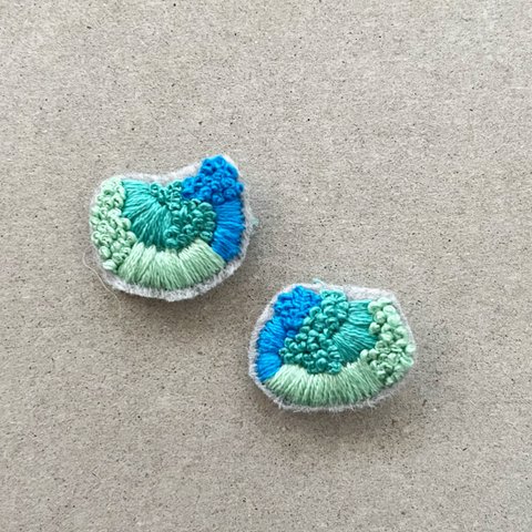 emerald green×blue刺繍ピアス