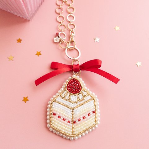 苺のケーキ🍰　バッグチャーム　ビーズ刺繍　アクセサリー