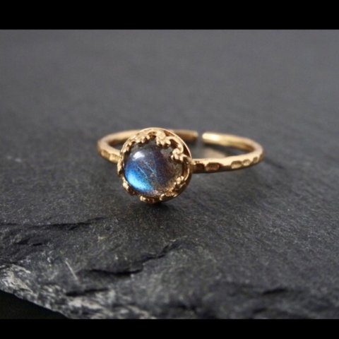 神秘的なブルー！天然石　ラブラドライトの指輪（フリーサイズ）　リング　ゴールド　パワーストーン   シルバー　月　重ね付け　重ねづけ　ブルー　青　グレー　灰色　天然石リング　指輪