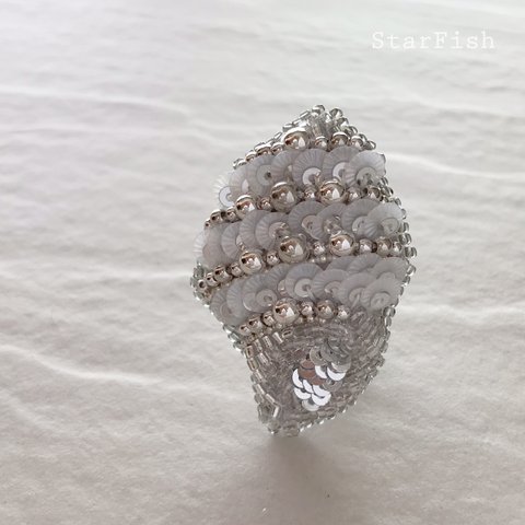 L11【Shell】マキガイ 巻貝 ビーズ刺繍 ブローチ