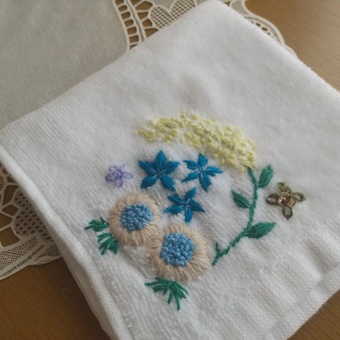 《イニシャル入れ無料》花の刺繍入り ハンカチ