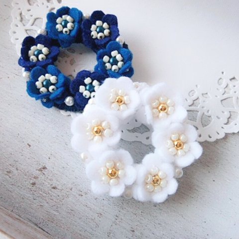 フェルトのお花のビーズ刺繍ブローチ＊まんまるリース型/ホワイト