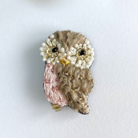 幸せのフクロウさん ブローチ 刺繍ブローチ ビーズ　鳥