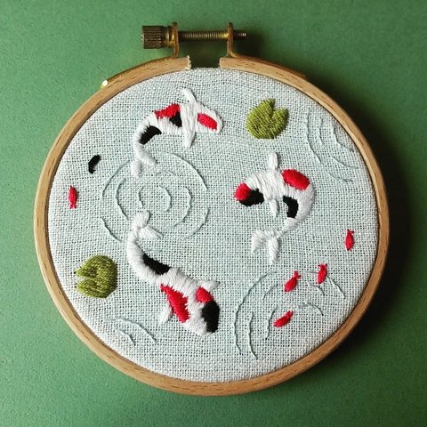 池のコイの刺繍飾り