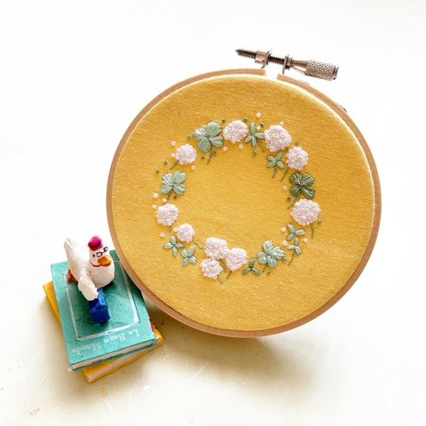 【刺繍】淡色カラーのシロツメクサ𖤣 ☘︎ 