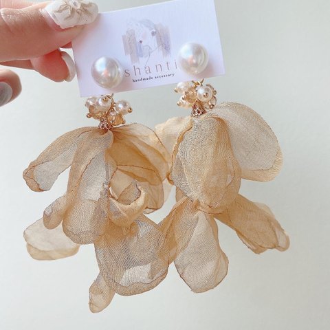 花嫁様にも💕お色直しでも💕2wayベージュのシフォンタッセルピアス