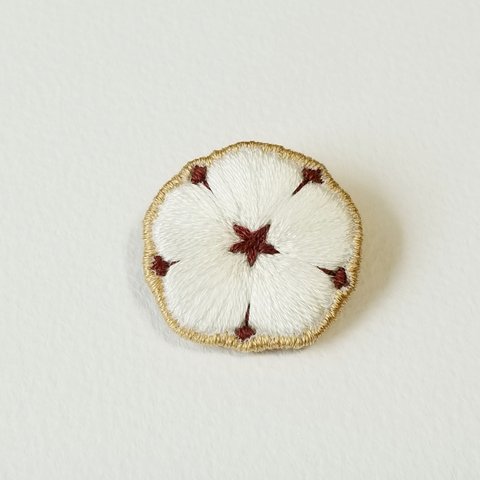 綿花の刺繍ブローチ