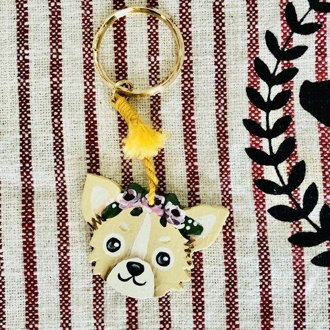 犬のキーホルダー　花の髪飾りチワワ　木工ペイント