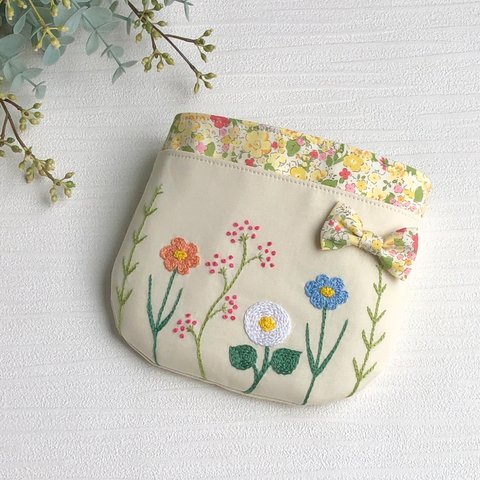 【受注制作】お花の刺繍　ふたなし移動ポケット（ベージュ）女の子