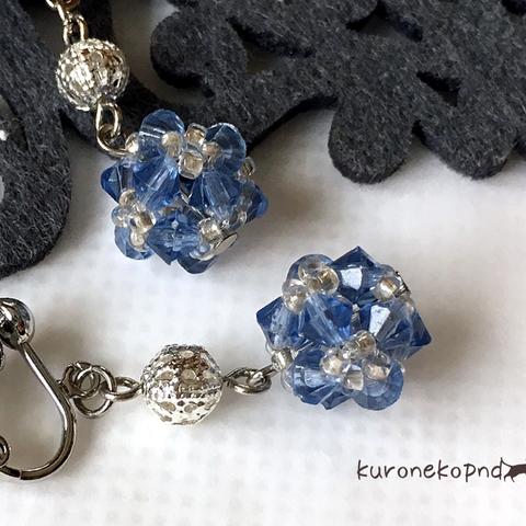 青花弁の花編みイヤリング