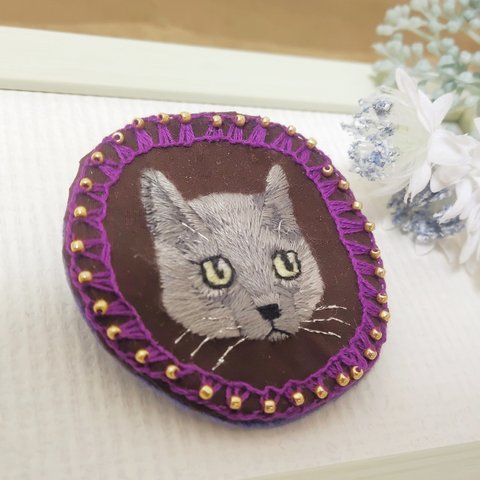 刺繍ブローチ★グレー猫さん