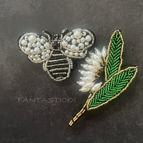 お得な２個セット❤️ゆらゆらパールのスズランと昆虫のビーズ刺繍ブローチ❤️デリカビーズステッチ ラインストーン すずらんミツバチ蜜蜂お花