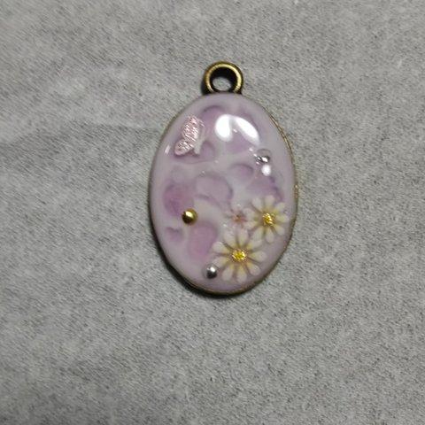 【 初心者】レジン 水面模様 蝶と花の桃色キーホルダー 