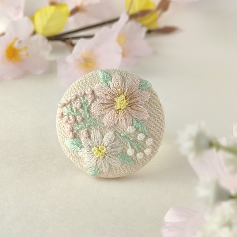 パステルカラーのふんわりお花刺繍ブローチ