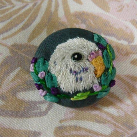 刺繍　セキセイインコ　ブローチ　くるみボタン　鳥