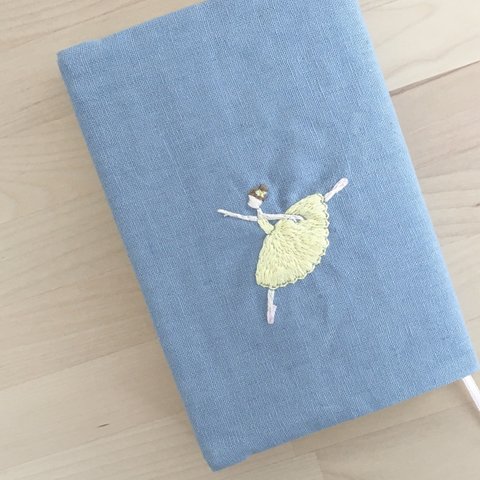 ☆期間限定セール、3/9まで☆　-yellow tutu- バレリーナの刺繍ブックカバー【ブルーグレー・文庫本サイズ】