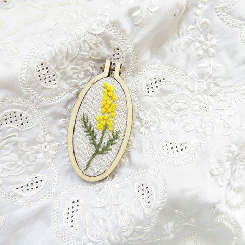 ミモザ刺繍＊刺繍枠ブローチ