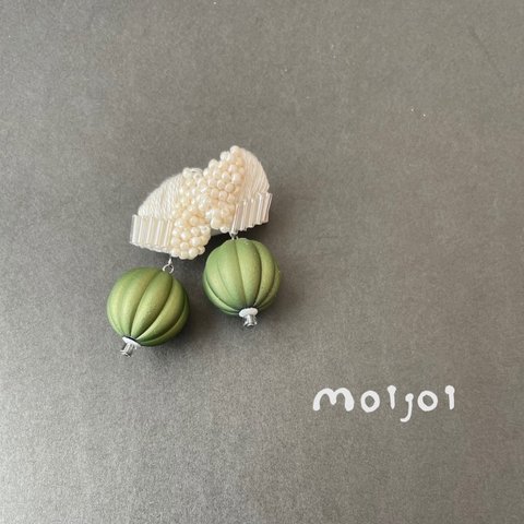 ビーズ刺繍 イヤリング・ピアス （アイボリー）