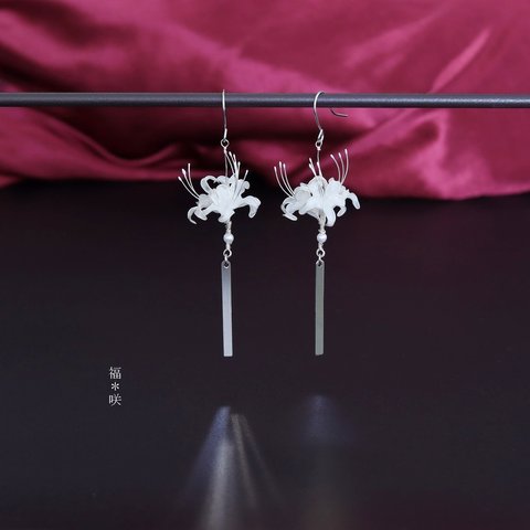 *:.。.:*゜白 彼岸花 *:.。.:*゜ピアス（イヤリング）white ゆらゆら 和装 ディップアート