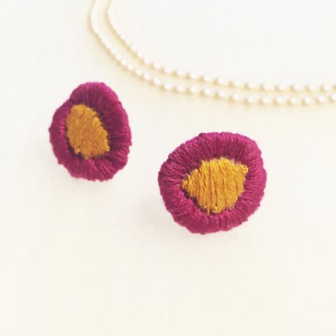 フラワー刺繍ピアス