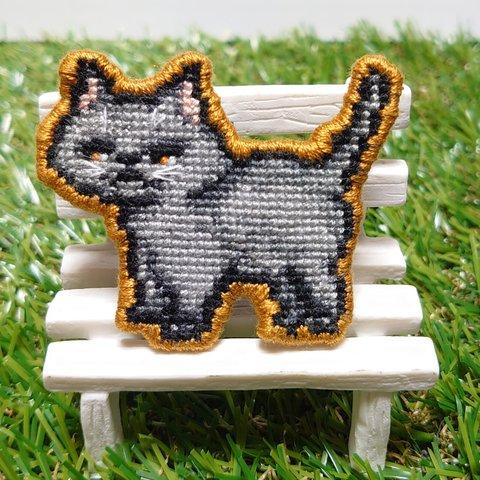 クロスステッチ刺繍の動物マグネットブローチ《おさんぽ中の猫さんシリーズ》ブリティッシュショートヘア