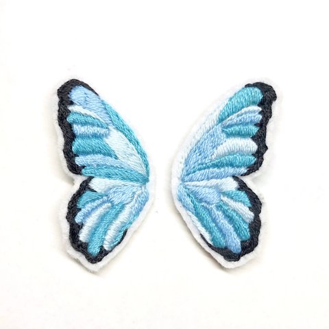 青い蝶　刺繍ブローチ