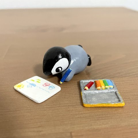 お絵かきする子どもペンギン　フィギュア