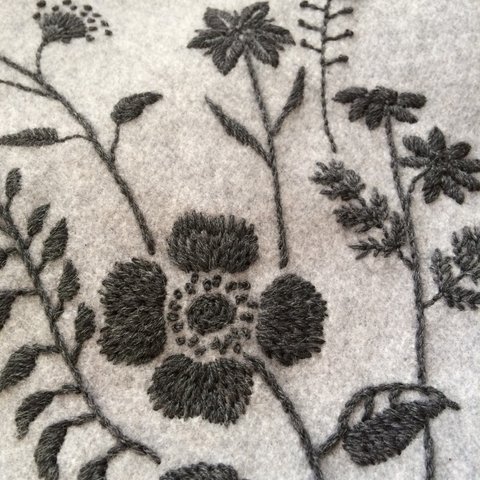 ウール地にお花の毛糸刺繍バッグ