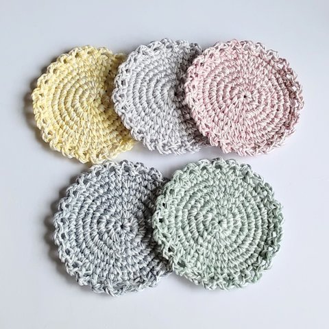 2本どり編みのコースターセット5枚　パステルカ　ラー5色＆オフホワイト　編み物　10㎝