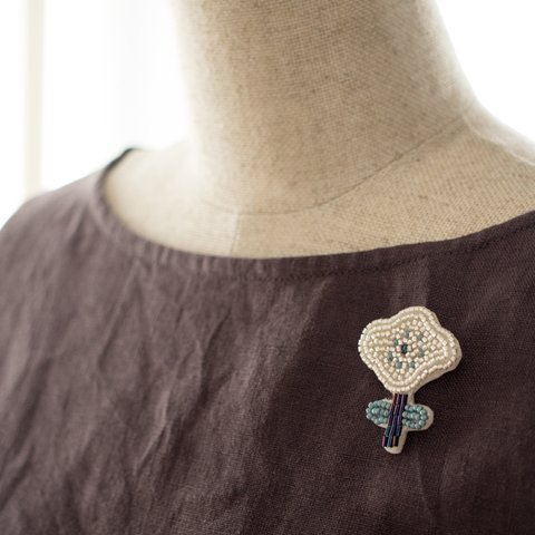 Little Flower＊ビーズ刺繍ブローチ（white＆blue）│スノーホワイトとブルーの小さなお花│ポピー