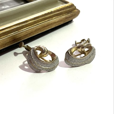 0367VINTAGE EARRING  リボン　ツイストバイカラーヴィンテージ　ゴールドイヤリング　アンティーク  クラシカル　大ぶり　クリップ　ナチュラル　カジュアル　　90年代　