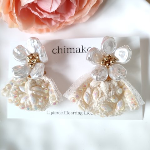 白いお花とオーロラインド刺繍リボンピアス（2way）