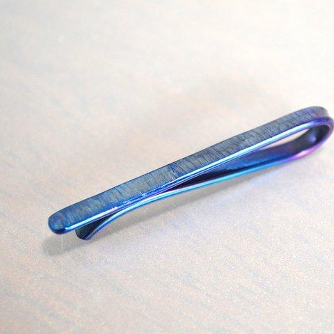 Titanium tie bar.鍛造純チタンネクタイピン　荒し鎚目　ブルー51mm