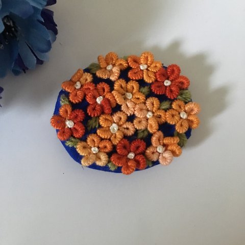 刺繍ブローチ     オレンジの花